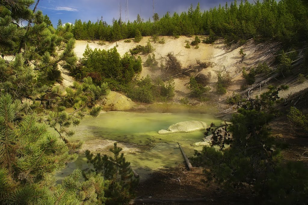 Monarch Geyser Crater by Rumiana Koynova-Tenchova