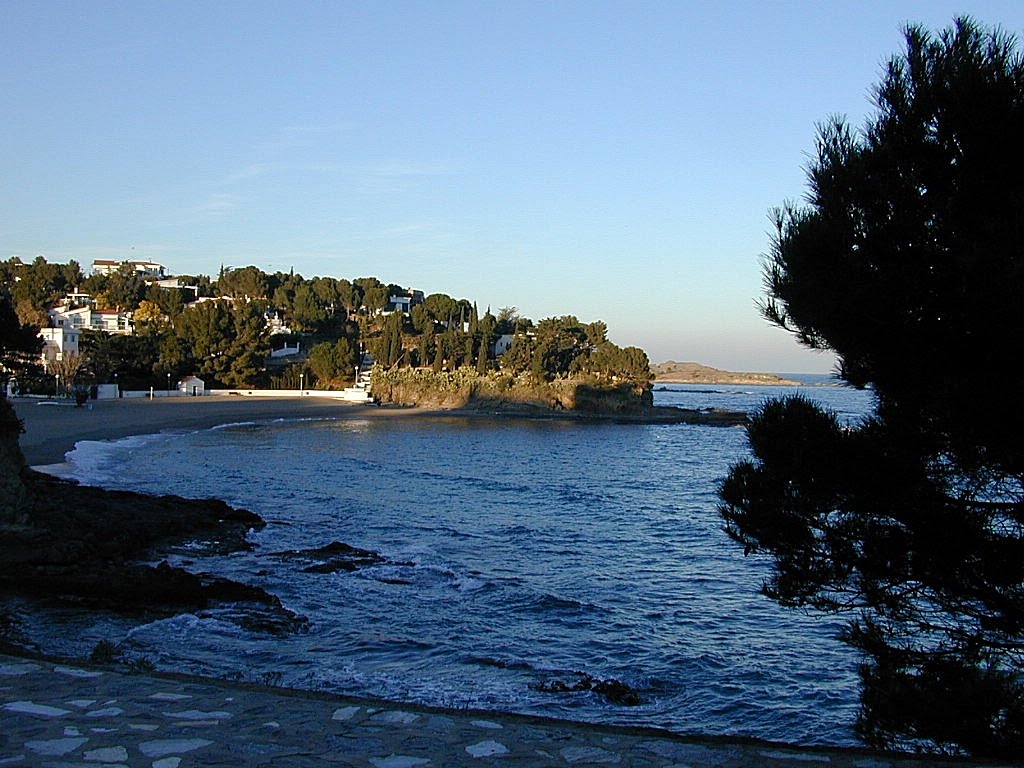 Espana - Catalunya - Girona - La playa en Llansa by Pierre Marc