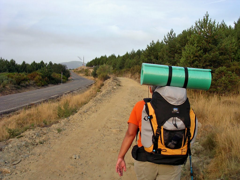 Caminando, al fondo la Cruz del Ferro (Leon, Camino de Santiago) by Mikel Gasca