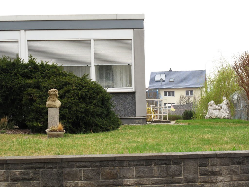 Figuren des ehem. "Neuen Ölbergs" im Garten des Gemeindehauses der Kath. Kirchengemeinde St. Jakobus by H. Beierstettel