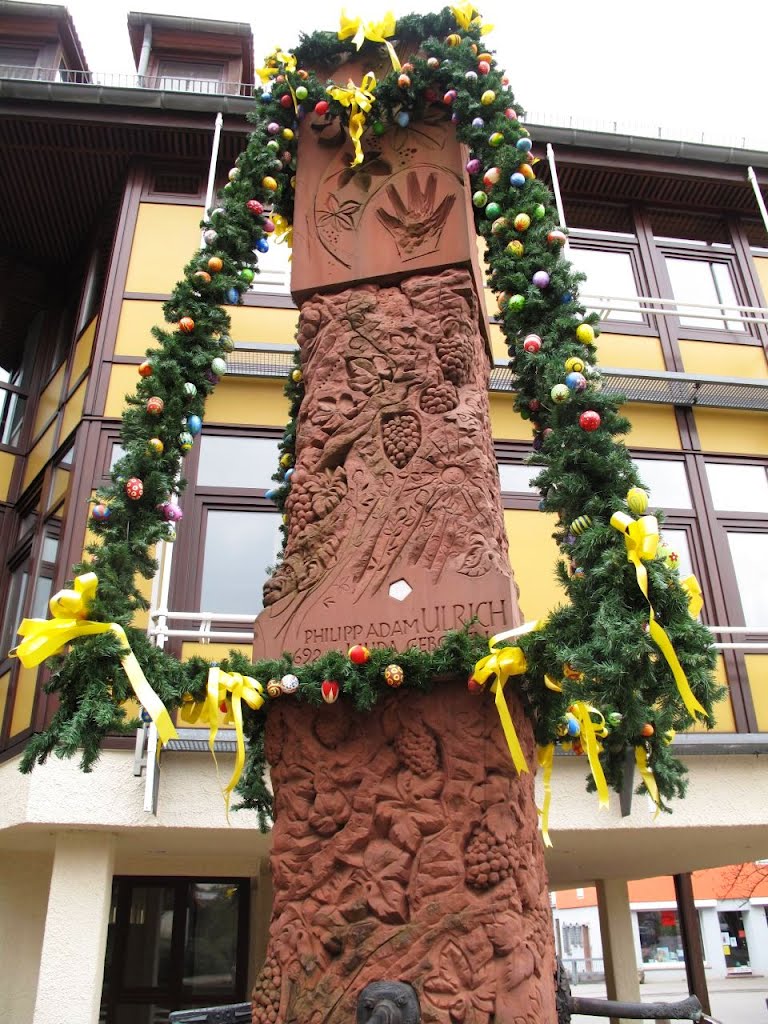 Philipp-Adam-Ulrich-Brunnen (1983) vor dem neuen Rathaus auf dem Marktplatz by lebola