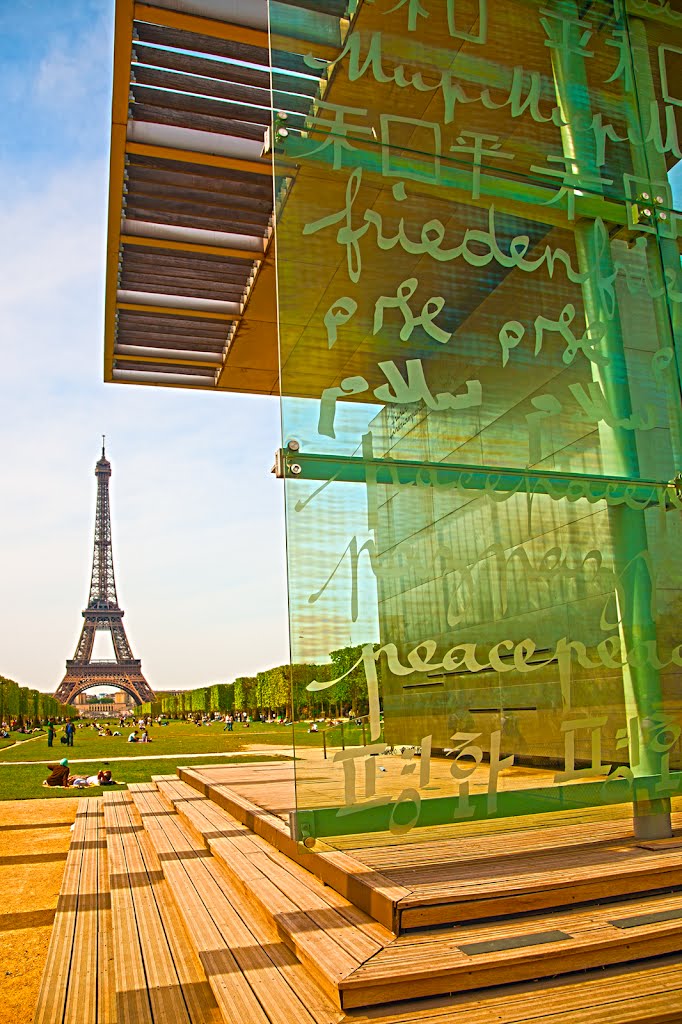 Tour Eiffel - Parc du Champ-de-Mars, 75007 Paris, France by Valeri Fortuna