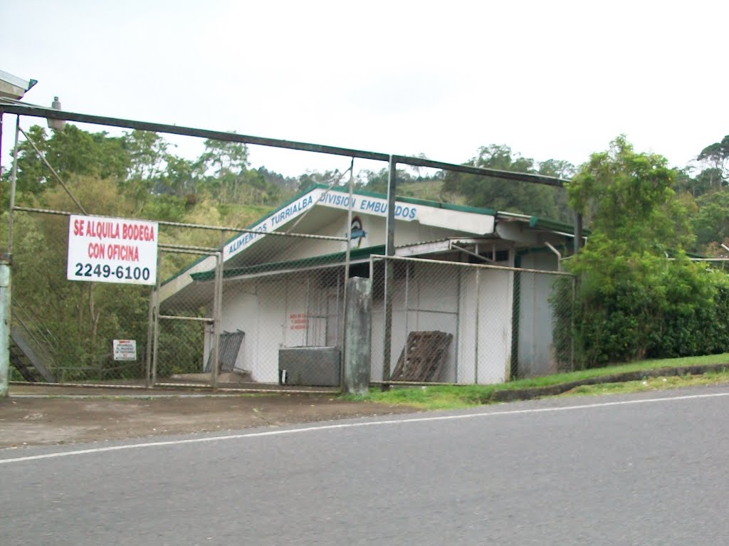 Almacén de Alimentos Turrialba by Tony Castillo.