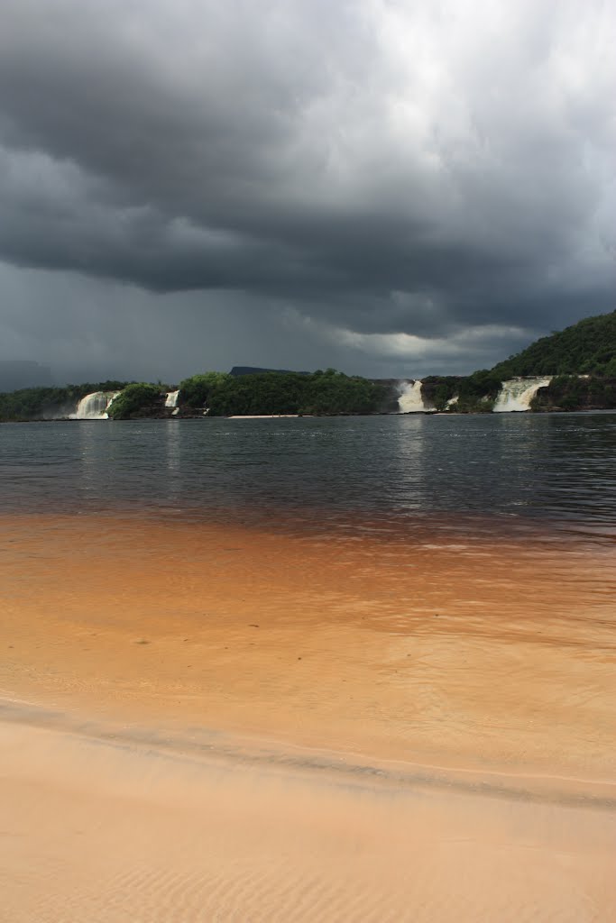 Waku Lodge, Canaima by Eduardo Manchon