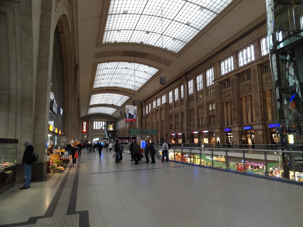 Empfangshalle vom Leipziger Hauptbahnhof am 02.04.2012 by Daniel Schütt