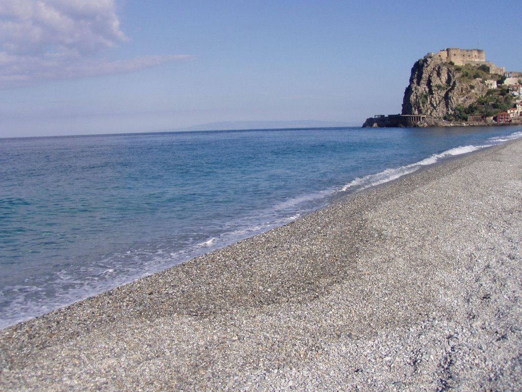 Scilla - la spiaggia con il castello by veronica7