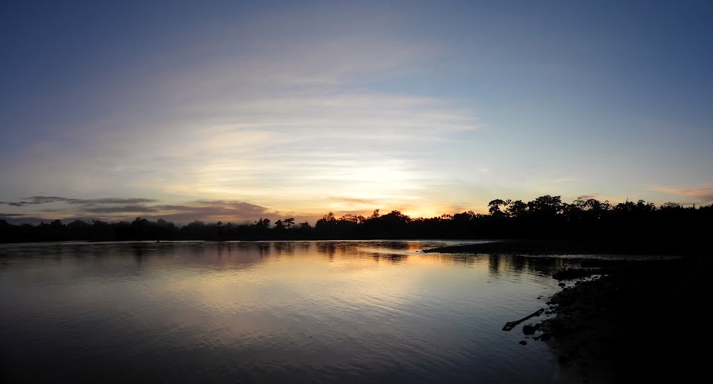 Amanecer en el rio Inambari by renny daniel diaz ag…