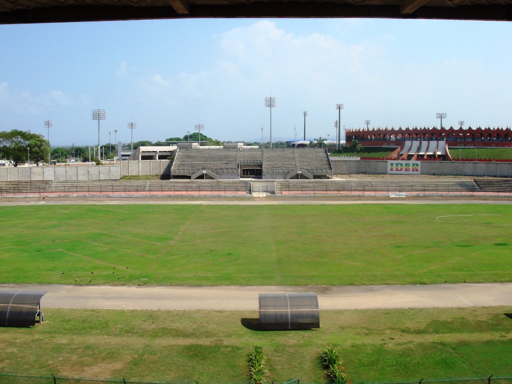 Tribuna Oriental desde Occidental by Angel E. Castro O.