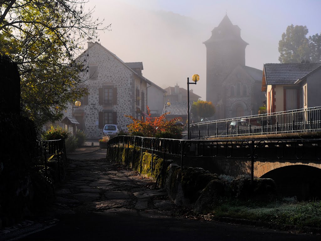 Le vieux pont de St-Simon (Promenade Gerbert), Cantal, Auvergne, France by Stare Mosty