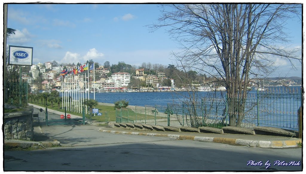 Vista de um bairro litoral de Istambul by Peter  Nikolov