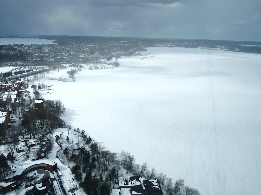 Tampere, Finlandia- Jezioro Näsijärvi skute lodem i chmury. by Michał Kozłowski.