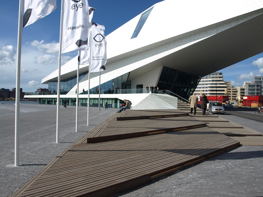 Het nieuwe Filmmuseum EYE van de Oostenrijkse architecten Roman Delugan en Elke Delugan-Meissl. by Hans R. van der Woud…