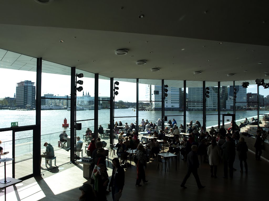 Het nieuwe Filmmuseum EYE van de Oostenrijkse architecten Roman Delugan en Elke Delugan-Meissl. by Hans R. van der Woud…