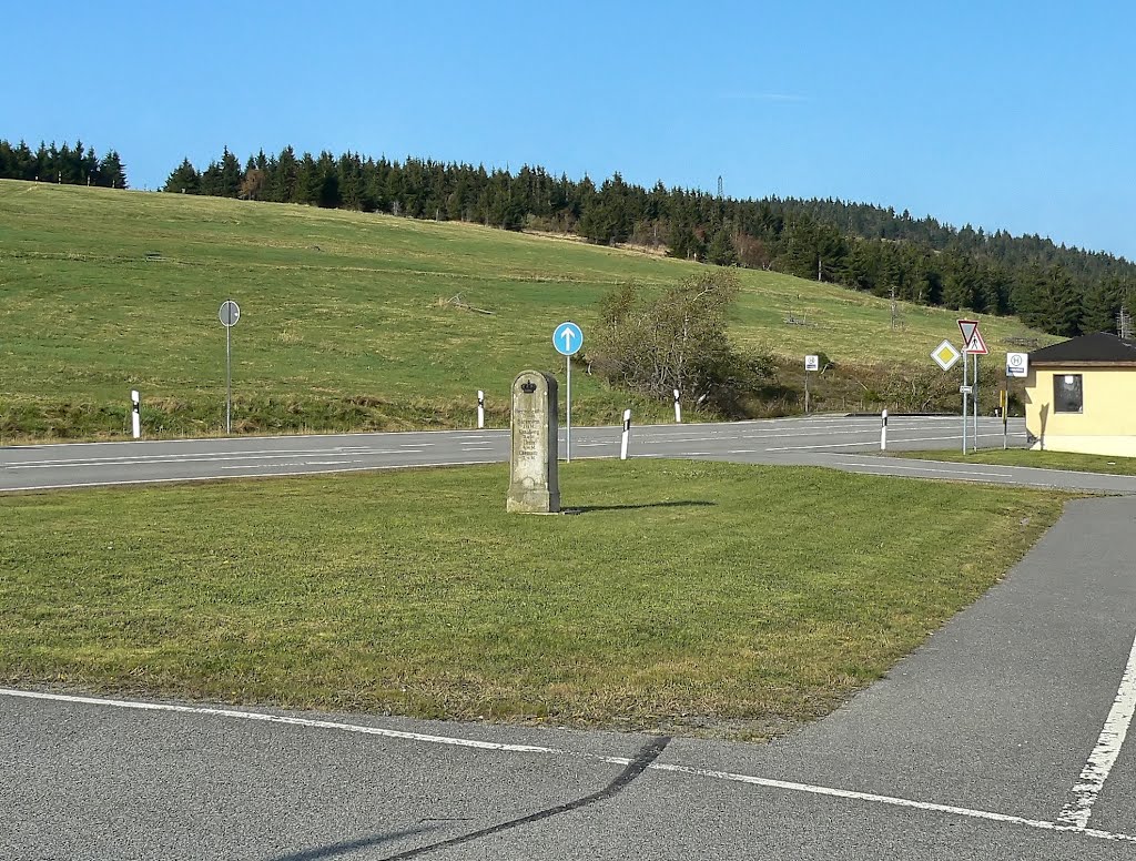 Oberwiesenthal - Blick auf den Kursächsischen Meilenstein (Stationsstein) by Thomas Eichler