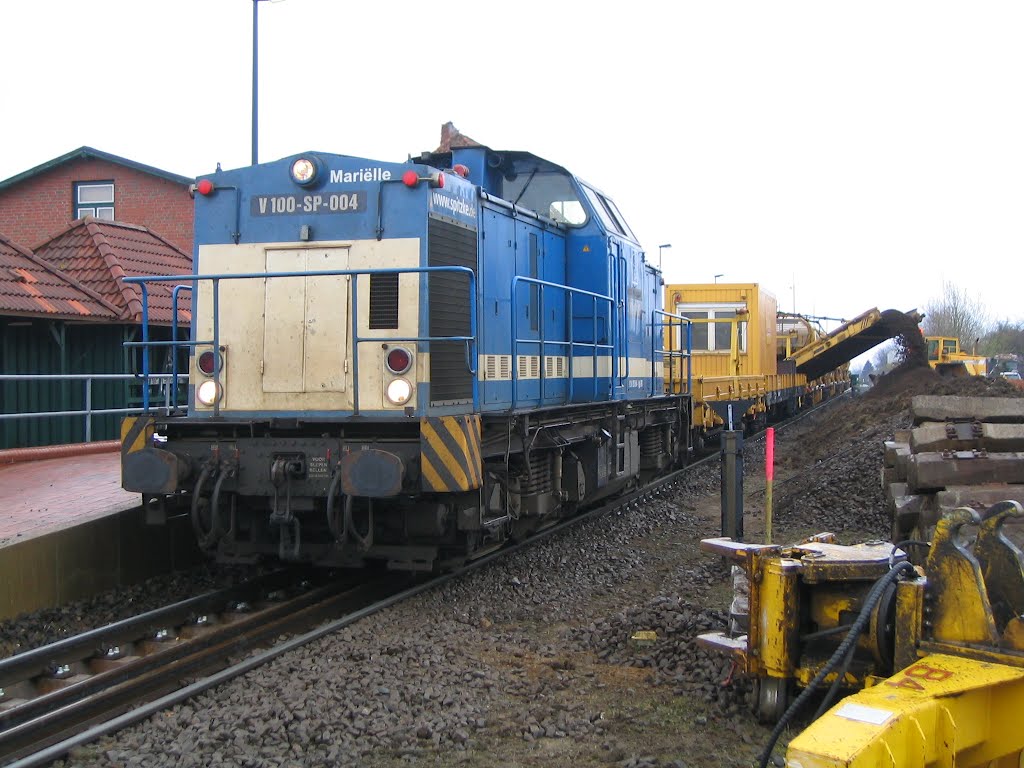 V 100-SP-004 mit Gleisbauzug am 10.04.2012 im Bahnhof Hademarschen by kikido27