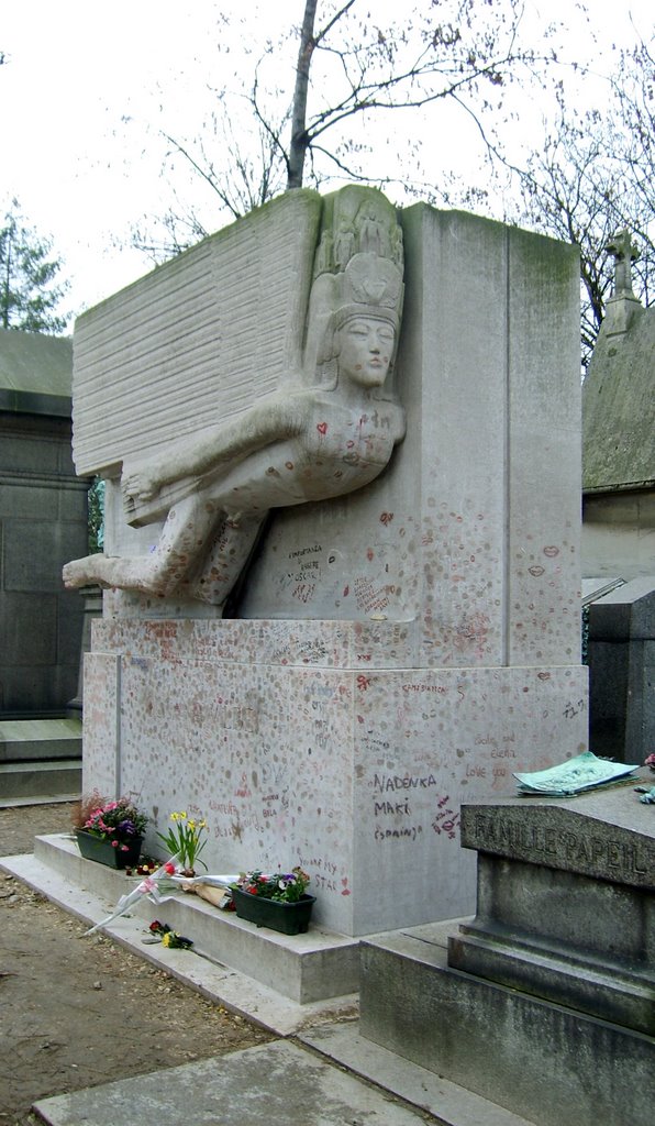 Tomb de Oscar Wilde -- Tumba de Oscar Wilde by L'Anarchiste