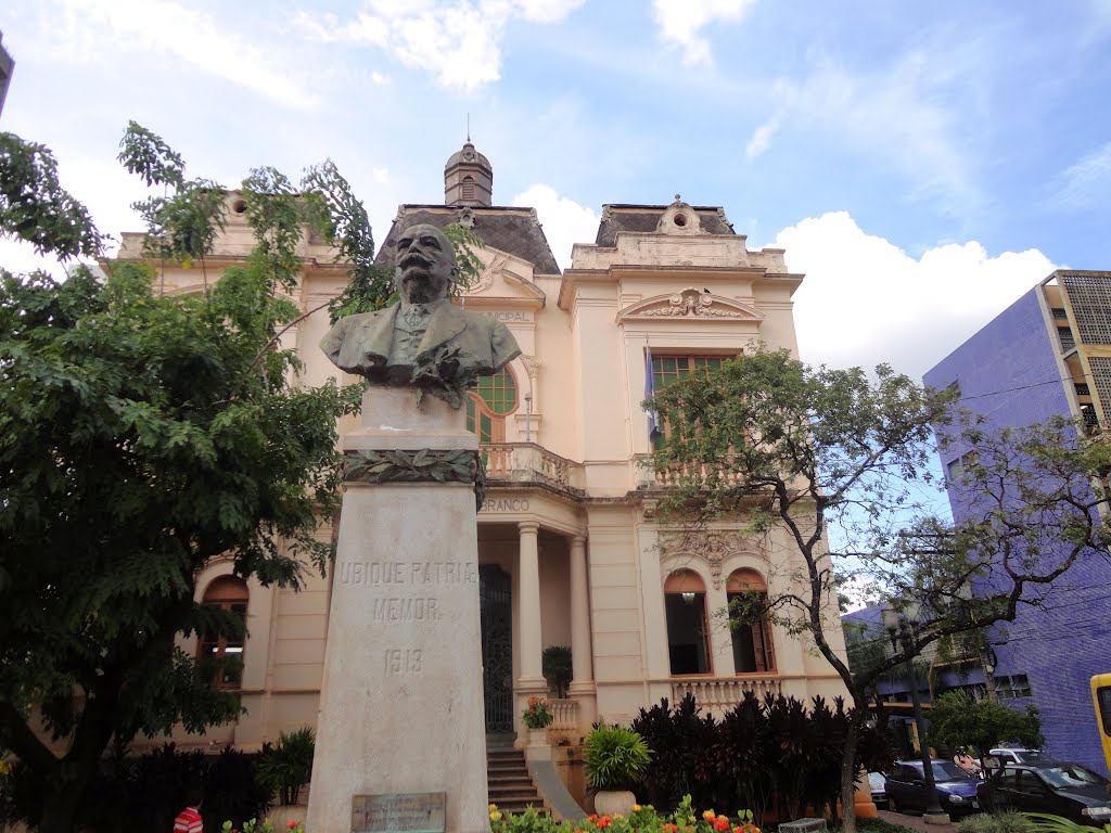 Estátua do Barão do Rio Branco - Prefeitura de Ribeirão Preto - SP by Nivas Larsan