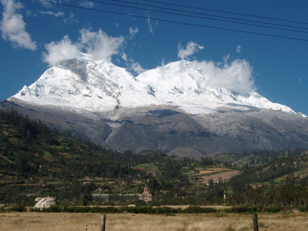 Cordillera blanca desde Campo Santo de yungay by Velez Rivera John