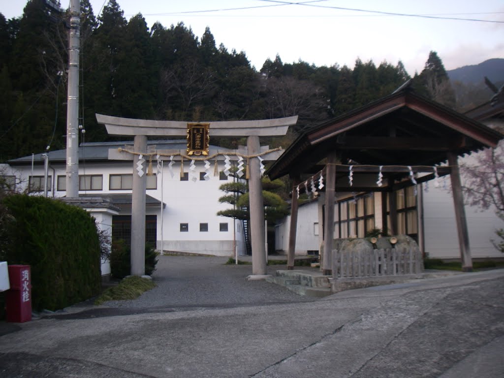 八津御嶽神社 by 浅野ます道