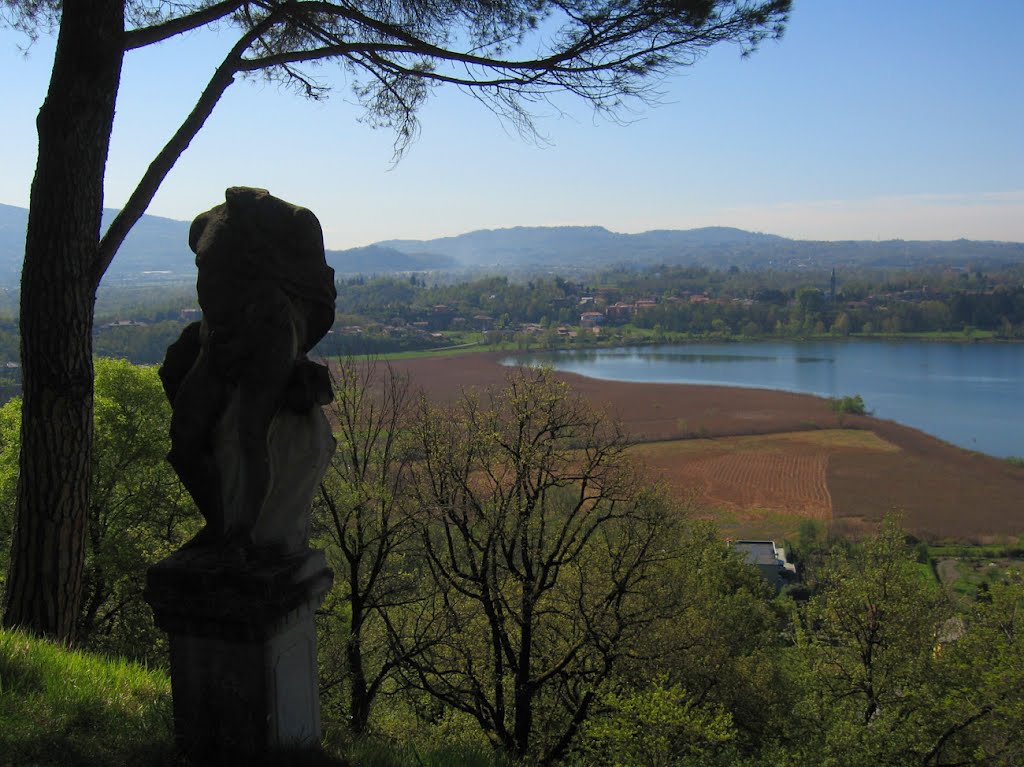 La statua ed il Lago di Pusiano by ANDREA GERVASONI