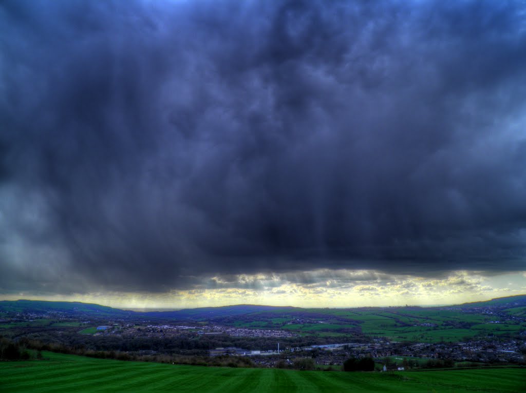 Pendulous clouds by Rae Leeson