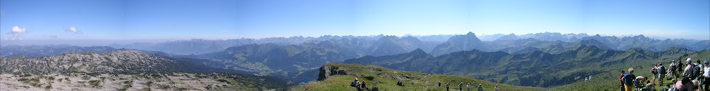 Panorama vom Hohen Ifen. Ganz links die Nagelfluhkette, gefolgt von den Allgäuer Alpen bis zum Rätikon. by Almöhi