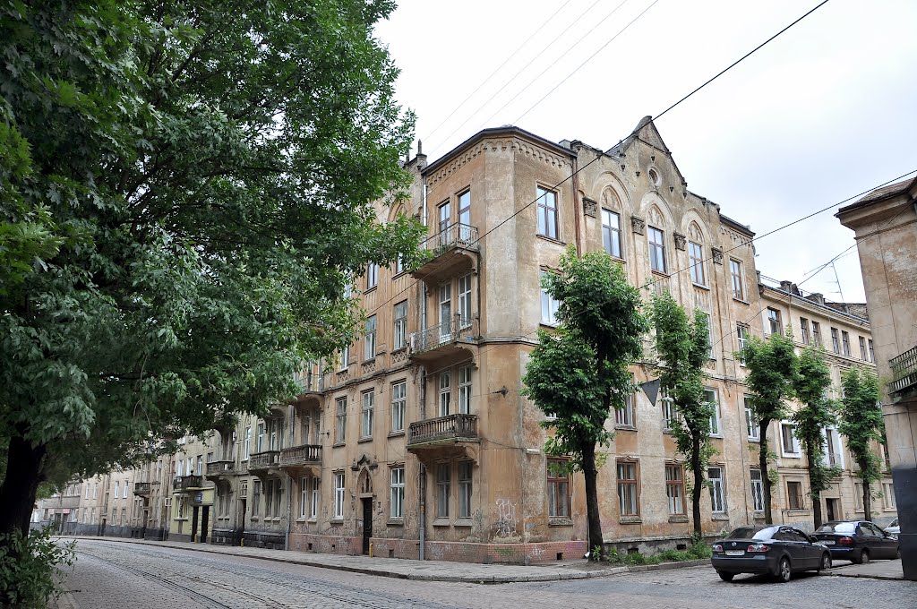 Building on Dmitra Vitovskogo street by IPAAT