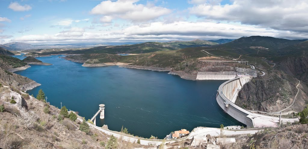 Presa de El Atazar by Felipe Salvador Orti…