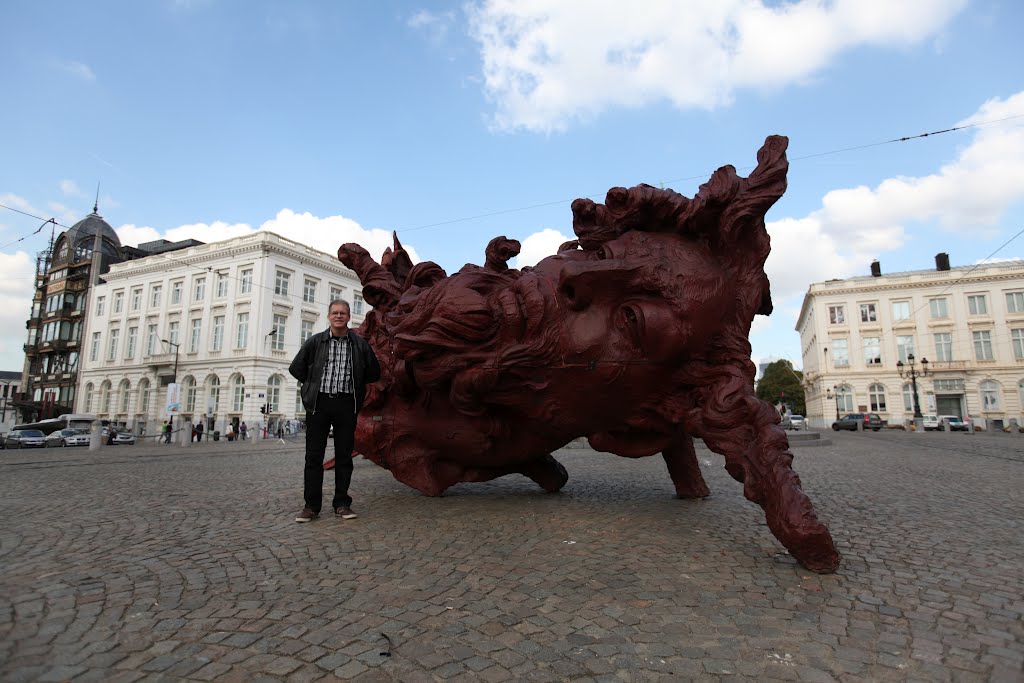 Escultura na rua em Bruxelas by Mario Reis