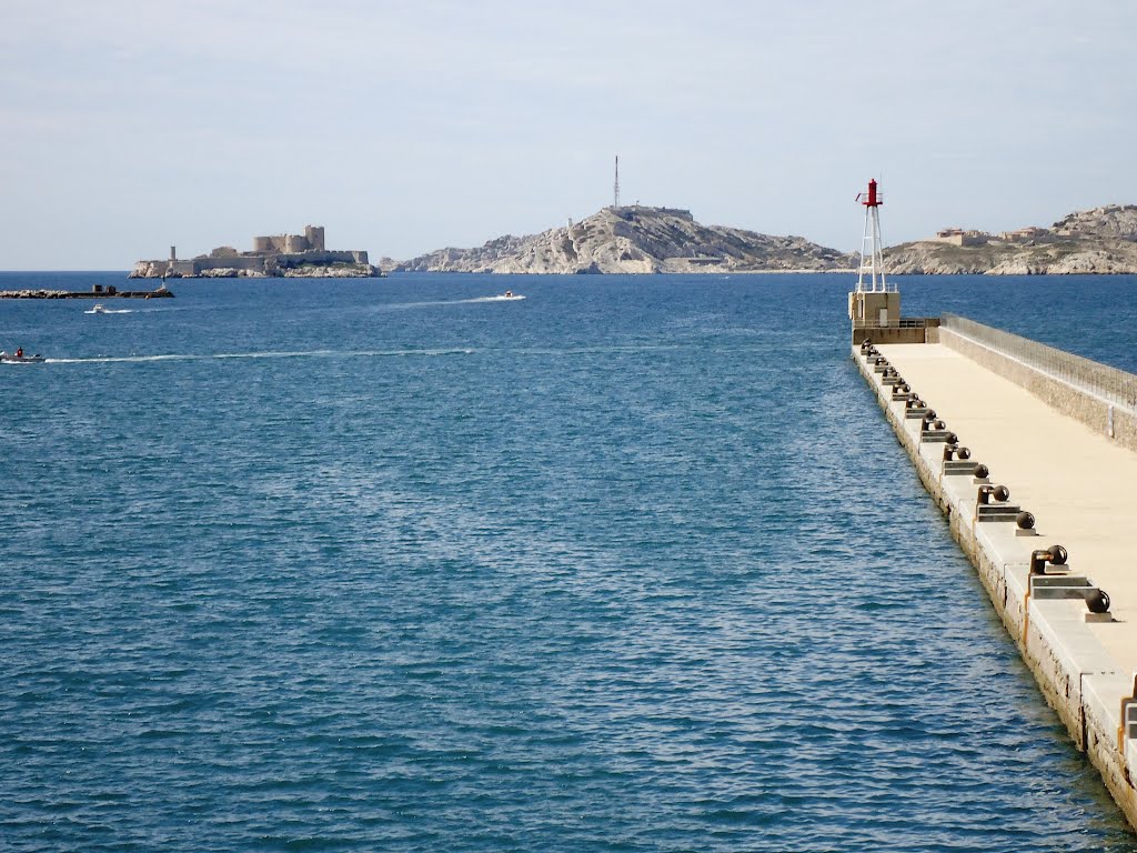 Marseille, Avril 2012 - La digue du large by msvn