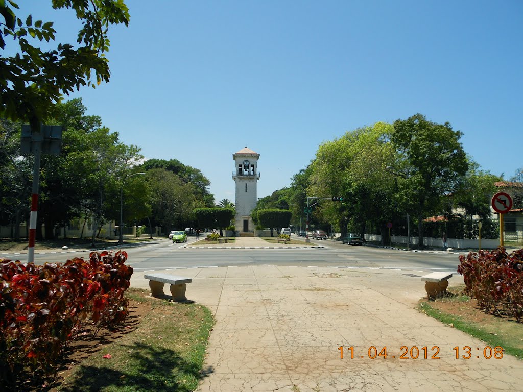 Reloj de 5ta Avenida y calle 10, Miramar. Ciudad de la Habana. by rayosx7031@gmail.com