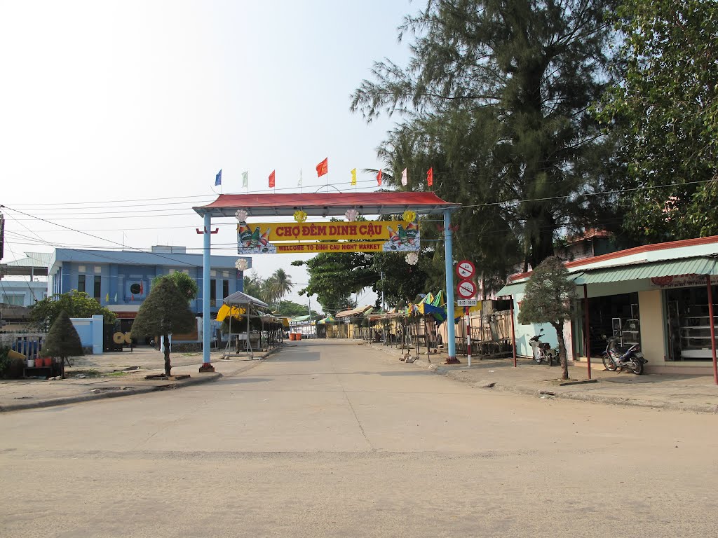 Night Market of Dinh Cậu - Chợ đêm Phú Quốc by Che Trung Hieu