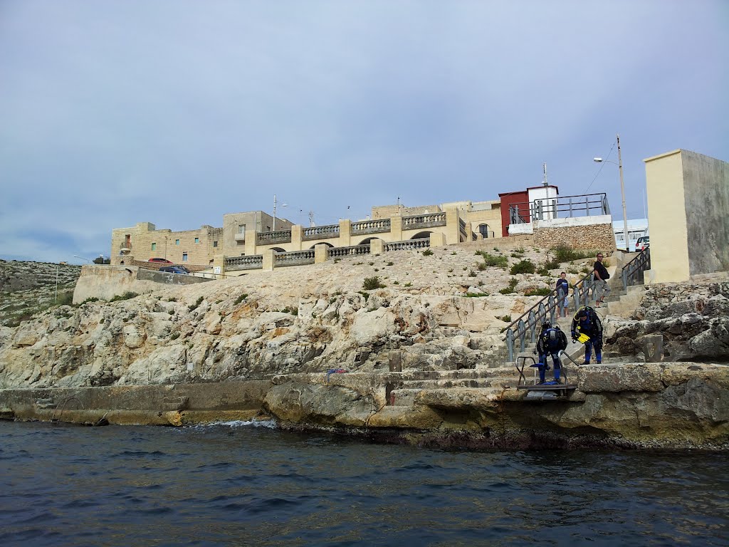 Divers at Blue Grotto by digme