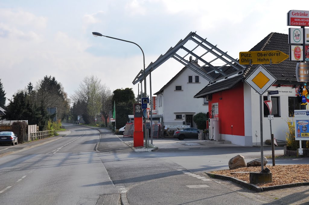 Soon "dry fill" > A new roof protects motorists <. Photographed in "Seelscheid - Oberheister", Germany, April 2012. Neuer Schutz für "Tanker". April 2012, Seelscheid - Oberheister by © "Earth Views"