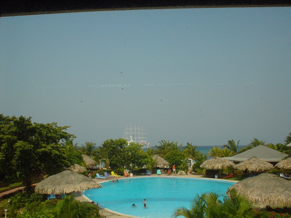 Hotel Henry Morgan, West bay, Roatán, Honduras by Mauricio Muñoz