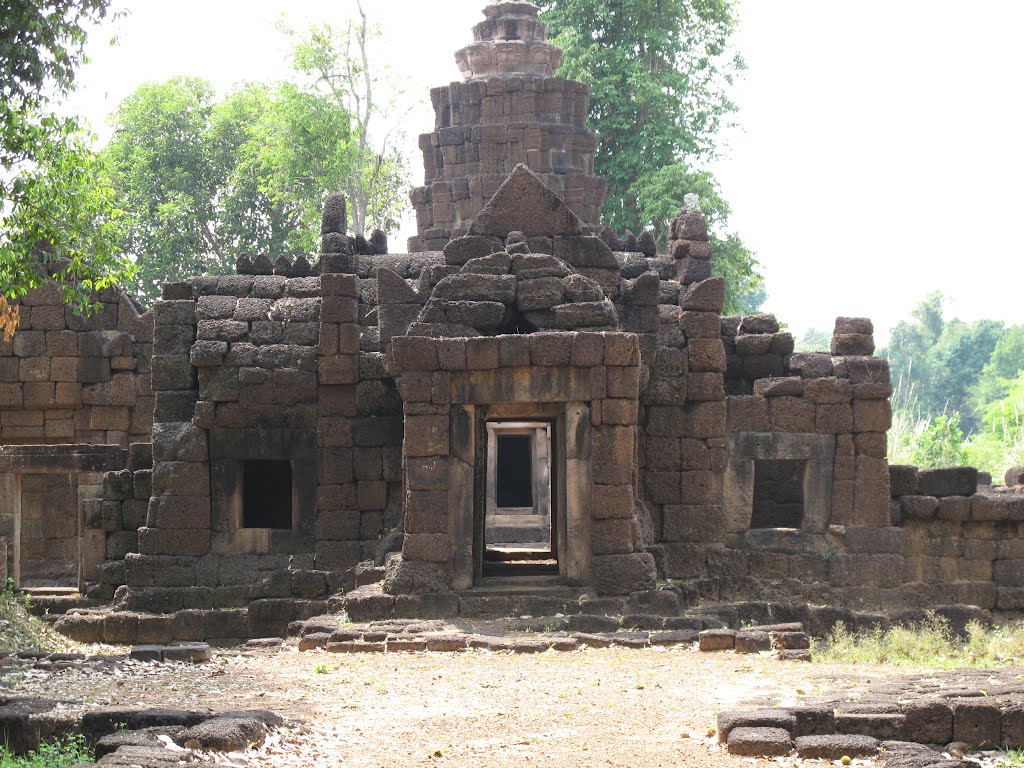 Prasat Ta Muang Tot by Mattnich