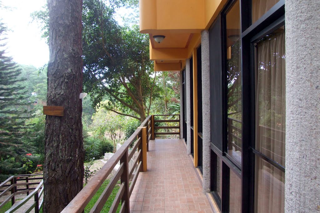 Terrasse des chambres de l'hôtel Santa Lucia, Santa Lucia, Francisco Morazan, Honduras, Janvier 2009 by Christian Claveau