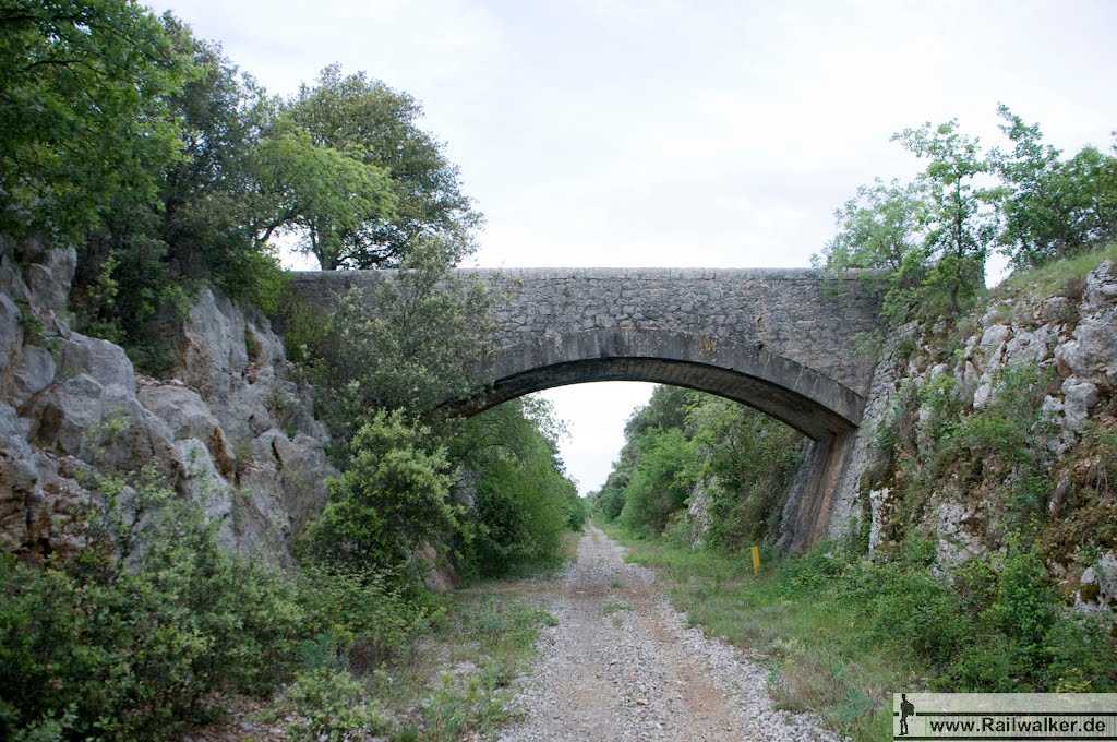 Eine Straßenbrücke by Railwalker