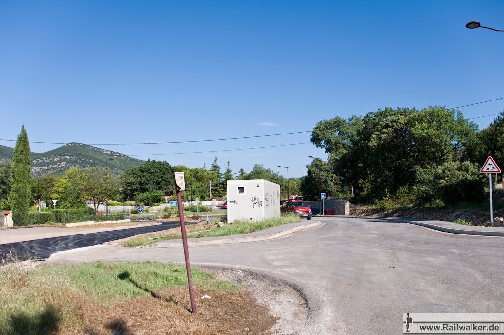 Der Bahndamm mündet in einen Kreisverkehr am Ortsausgang von Quissac by Railwalker