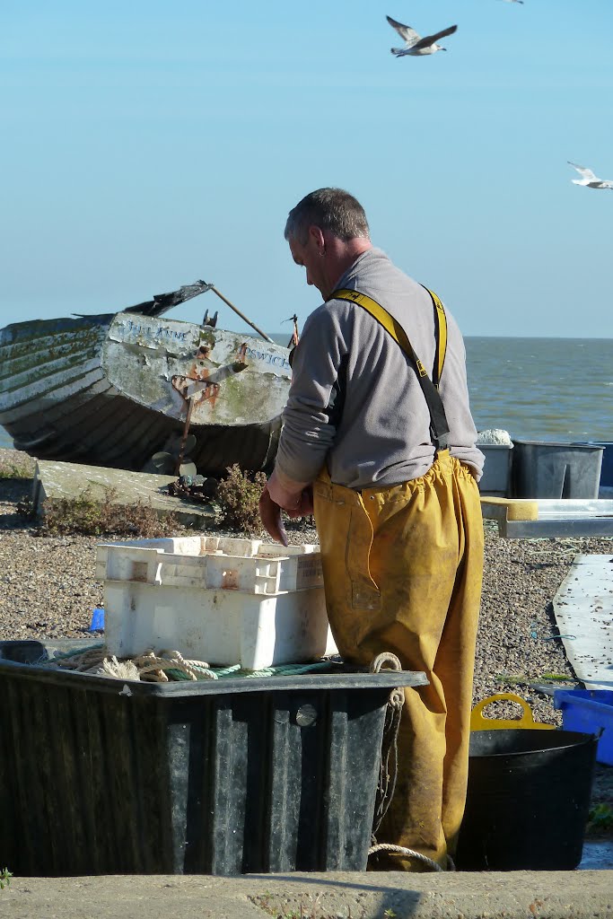 Gutting the catch on Aldeburgh Beach by jayembee1969