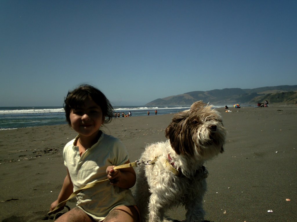 Mi hermana y mi mascota La Shofy en playa La Pesca. Iloca by cristiancuricano