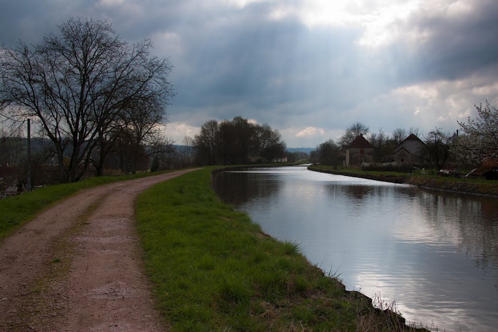 Canal de Roanne à Digoin (bourgogne du sud) by Bruno Monnet