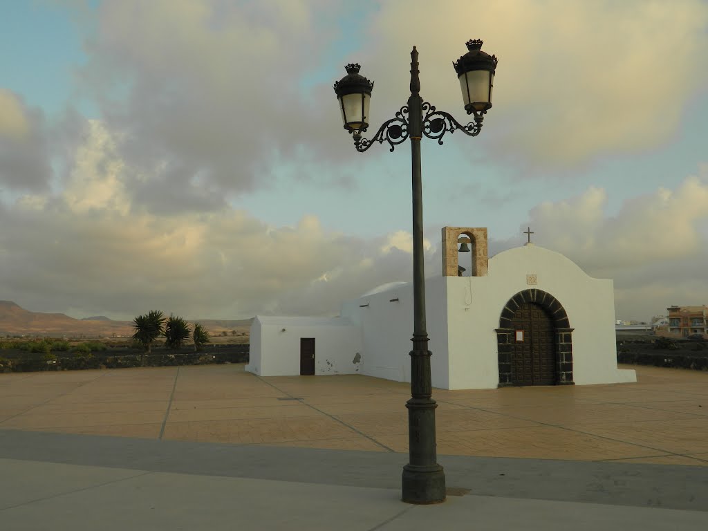 Cappella settecentesca del villaggio del Cotillo,04/2012 by JupiterJet