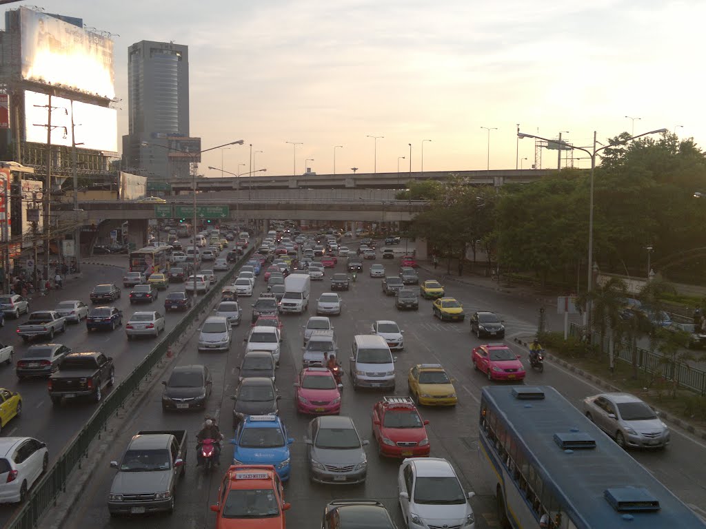 Phahon Yothin Road, March 6 2012 by Woestenborg