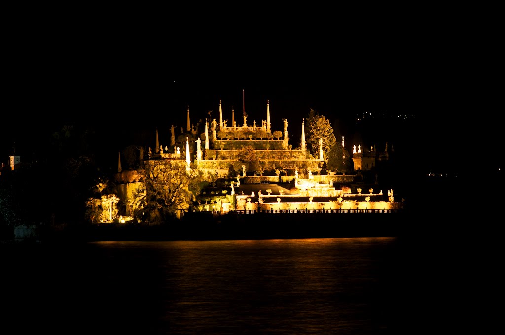 Isola Bella @ Night by Andrii Skoryk