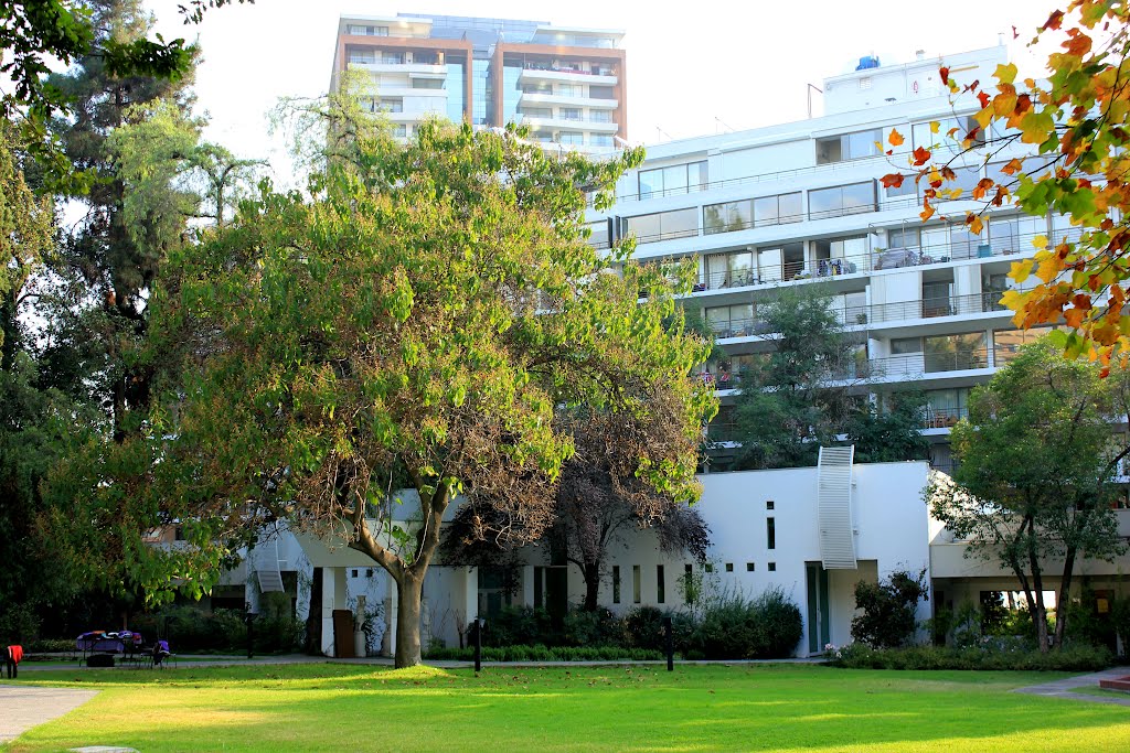 Instituto Cultural de Las Condes - costado poniente by Andrés Andonie