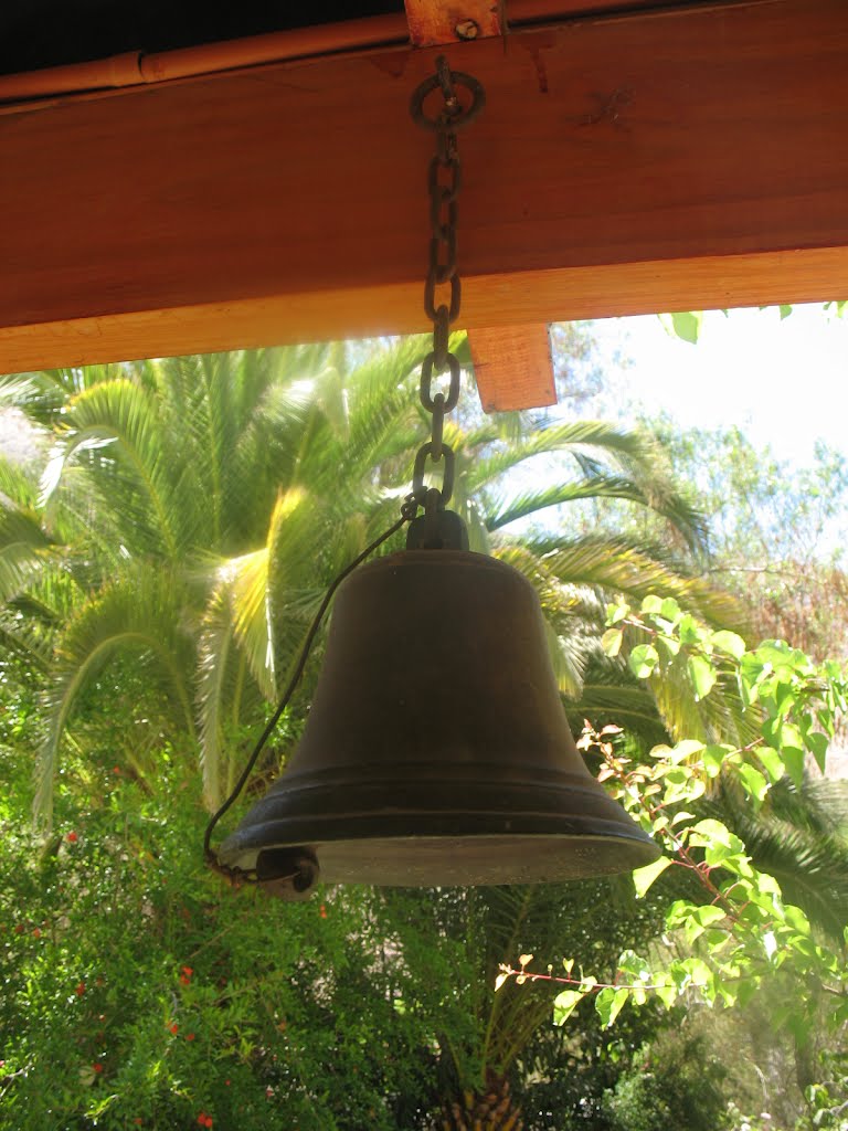 Campana Casa-escuela Gabriela Mistral, Montegrande by Eugenio Aviles