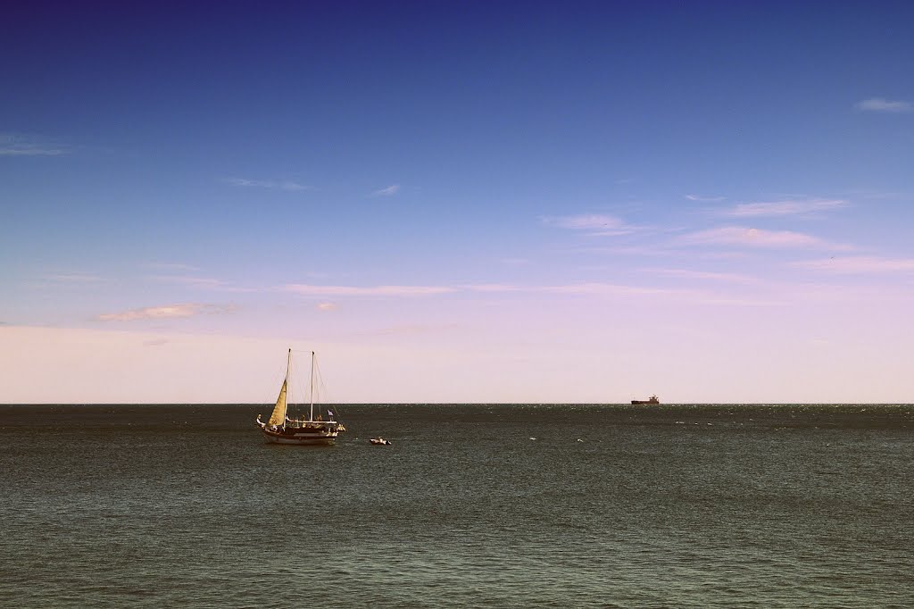 Au large de Sète by Fabien Camus