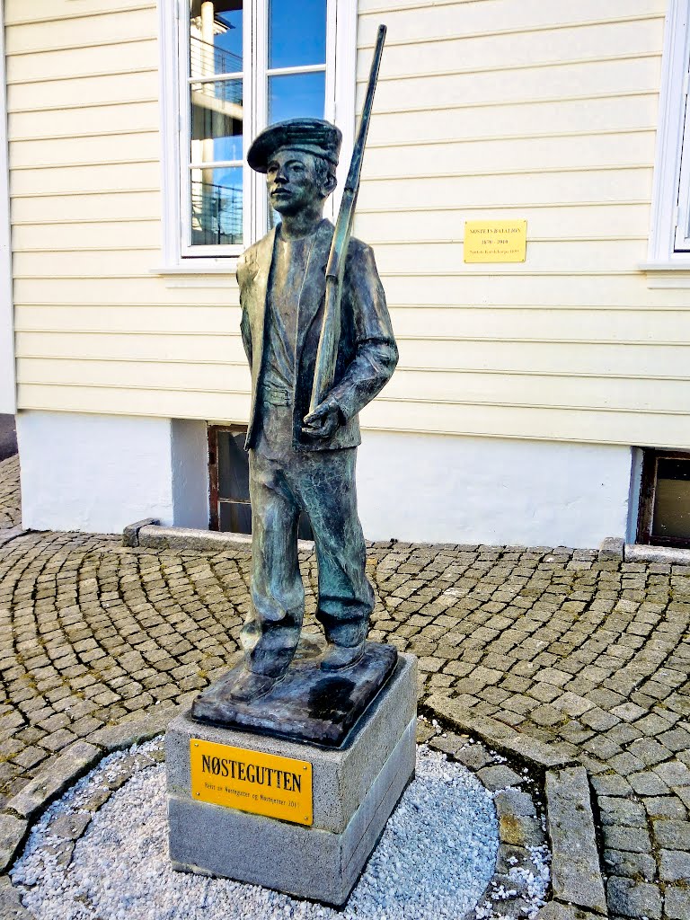 Statue av Nøstegutten by foto-geir