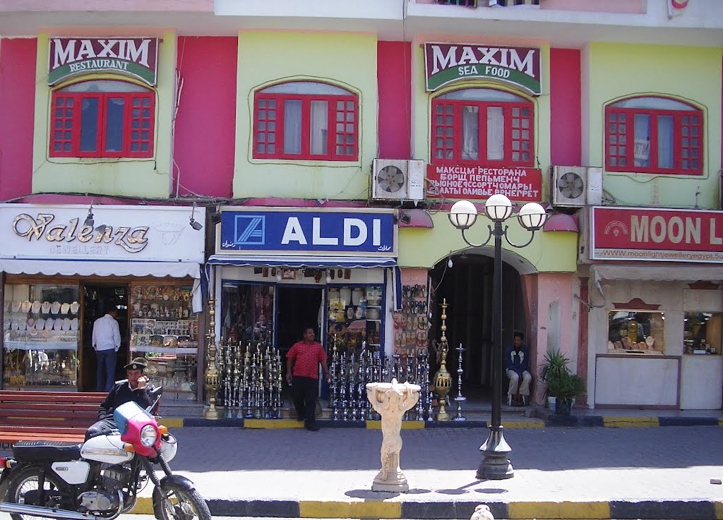 Wasserpfeifen bei ALDI in Hurghada by Andreas Pusch